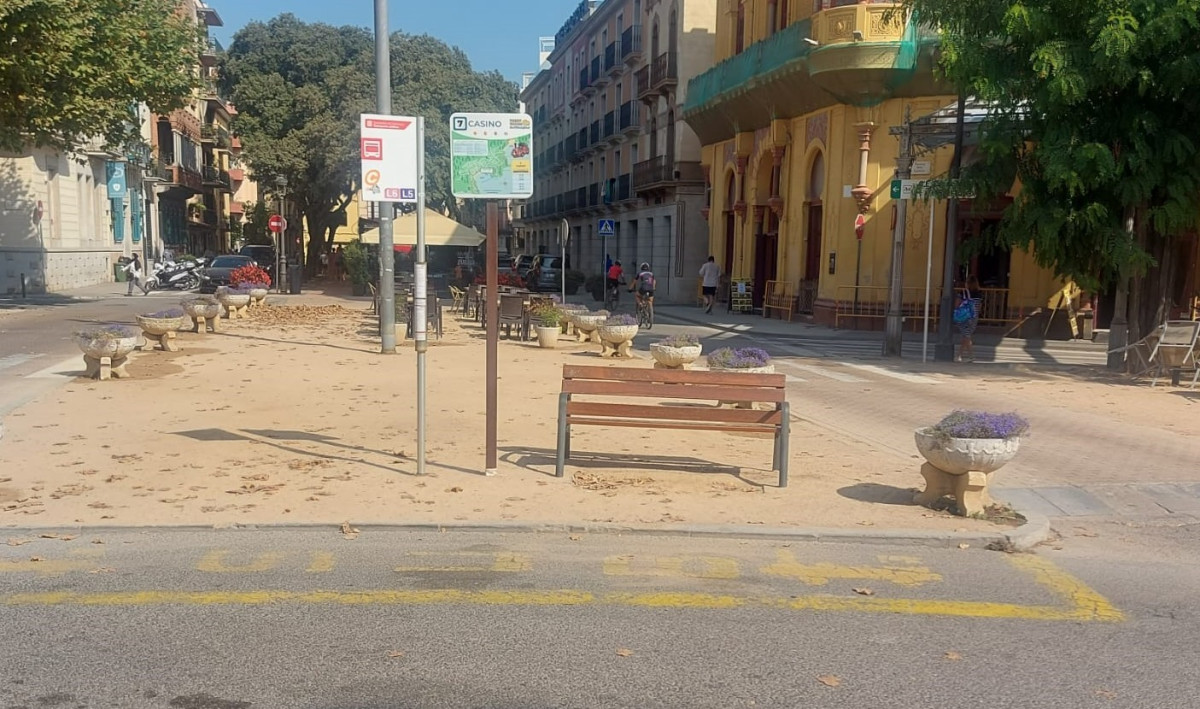 Guíxols des del Carrer vol una marquesina a la parada d'autobús de la Rambla Portalet