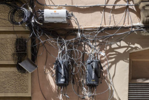 Junts per Catalunya impulsa una moció per al soterrament del cablejat aeri i de façanes a Sant Feliu de Guíxols